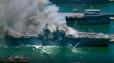 Крупный пожар и взрыв на военном корабле в США: фото и видео