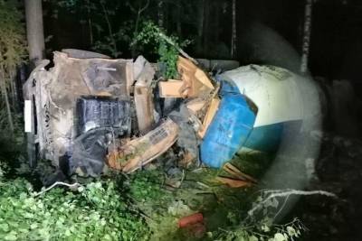Ночью возле Нижнего Тагила перевернулся бензовоз: водитель погиб