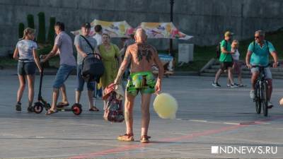 Сладкая вата, «лопни шарик», фото с совой: центр Екатеринбурга превращается в курорт из 90-ых (ФОТО)