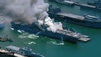Видео с тушением горящего десантного корабля в США появилось в Сети