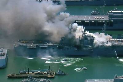 В США из-за взрыва вспыхнул пожар на десантном корабле ВМС, известно о более 20 раненых