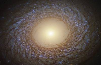 Телескоп Hubble сделал снимок "пушистой" галактики