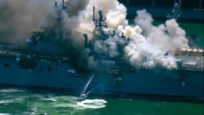 Пожар на десантном корабле ВМС США на базе в Сан-Диего — съёмка с вертолёта