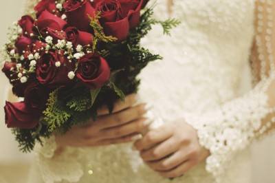 В Москве невеста умерла на свадьбе после того, как съела пару конфет