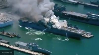 Появились кадры пожара на десантном корабле ВМС США на базе в Сан-Диего