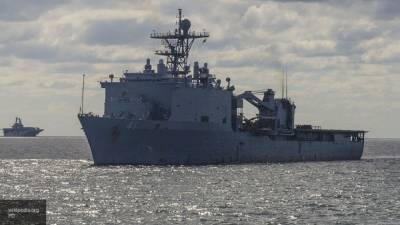 Видео крупного пожара на десантном корабле ВМС США появилось в Сети