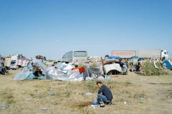 Лагерь, которого нет Как тысячи мигрантов из Узбекистана застряли в поле в Самарской области. Репортаж «Медузы»