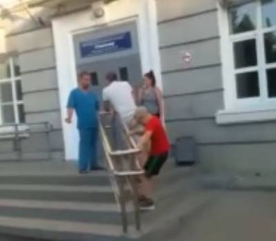 В Краснотурьинске сотрудник больницы обматерил пациента, пришедшего со сломанной пяткой