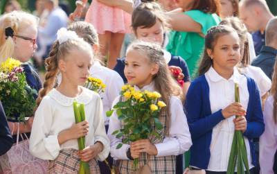 Вовсю затягивать гайки не будем: школы в Латвии откроются 1 сентября