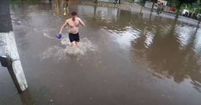 Молодой человек из Львовской области нырял и плавал в затопленных дорогах, ища утерянные автономера: появилось видео