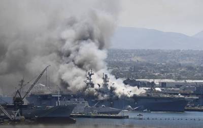 На десантном корабле ВМС США продолжается сильный пожар