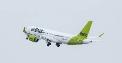Самолет airBaltic стокнулся с птицей и срочно вернулся в Ригу