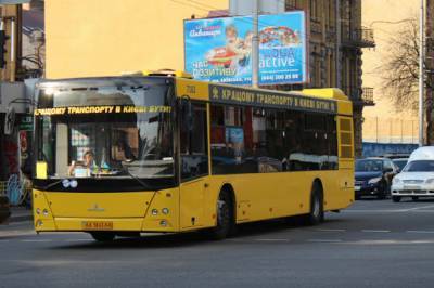 В Киеве у автобуса во время движения на дорогу начали вываливаться запчасти