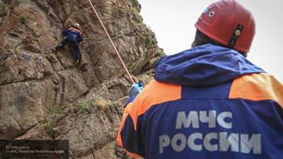 Застрявшую на опасном склоне в Крыму группу туристов эвакуировали спасатели