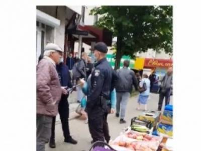 Полицейские грубо задержали пенсионера на рынке в Черновцах
