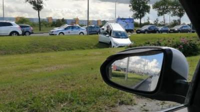 На Пулковском шоссе собралась огромная пробка из-за авто в кювете