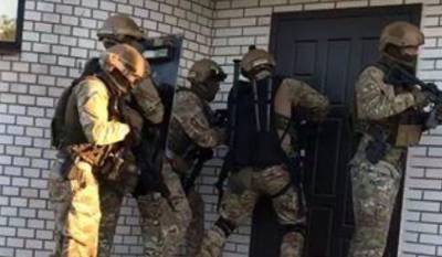 Копов подняли по тревоге из-за банды налетчиков под Киевом, видео: "ворвались в дом и похитили..."