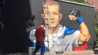 На Воронежской улице в Петербурге появился портрет бойца UFC Петра Яна