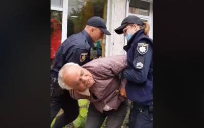 В Черновцах полиция надела наручники на пенсионера-торговца