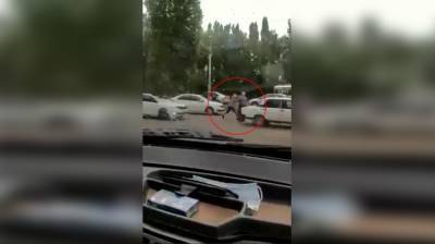 В Воронеже два водителя устроили драку на дороге: появилось видео