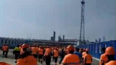 На заводе "Газпрома" вспыхнул бунт рабочих, силовикам пришлось бежать. ВИДЕО