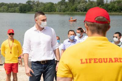 Пока только загорать: Кличко не рекомендует купаться на пляжах Киева