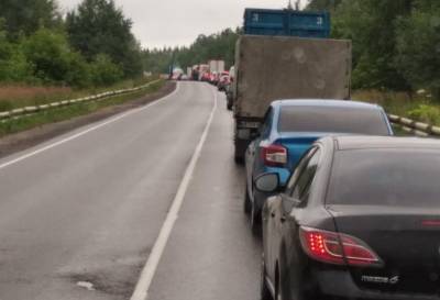Огромная пробка образовалась на Бежецком шоссе при въезде в Тверь