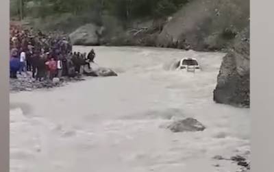 Спасатели в Сванетии пытаются достать машину, упавшую в реку - видео