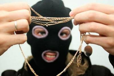 Женщина украла у другой женщины шкатулку с украшениями из дома в Твери