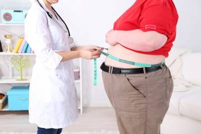 Врач рассказала, какие серьезные заболевания вызывает лишний жир на животе