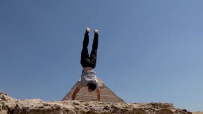 Египетский паркурщик оттачивает мастерство на пирамидах в Каире.