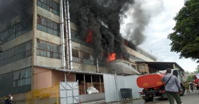 В Черновцах вспыхнул крупный пожар на фабрике: что известно