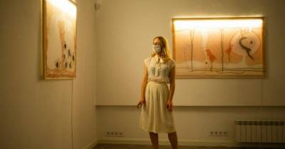 "Нейлоновая" выставка Nude: в Харьковской Муниципальной галерее выключили свет