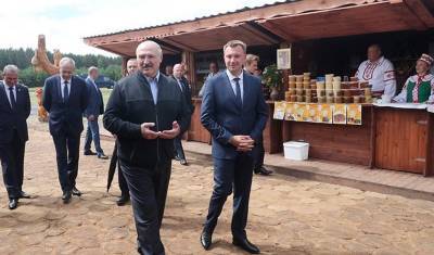 Александр Лукашенко посоветовал лечить коронавирус медом и купанием в роднике