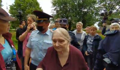 Особо опасная старушка: на акции памяти Новодворской арестовали 75-летнюю художницу