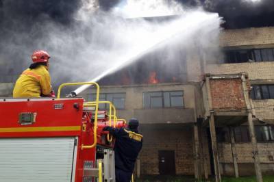 В Черновцах загорелась фабрика: пожар ликвидируют несколько десятков спасателей (фото, видео)