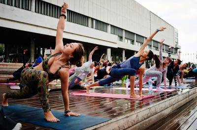 Москва онлайн: как проходит мастер-класс по йоге в парке