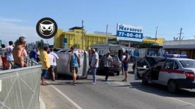На ул. Ново-Терновской в серьезную аварию попали три автомобиля