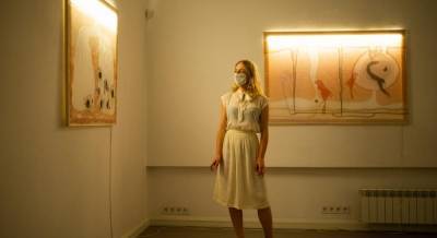 «Нейлоновая» выставка Nude: в Харьковской муниципальной галерее выключили свет