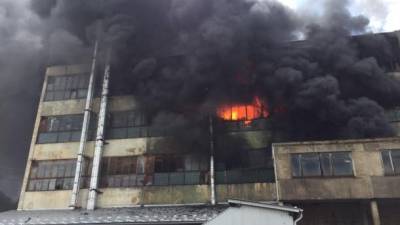 В Черновцах произошел масштабный пожар на обувной фабрике