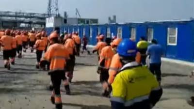 Рабочие на Амурском ГПЗ разгромили офис подрядчика из-за невыплаты зарплаты