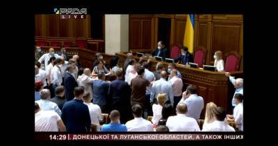 Зеленский отложил рассмотрение двух законопроектов в Верховной Раде