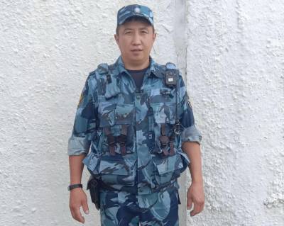 Сотрудник колонии поймал упавшую из окна девочку в Улан-Удэ