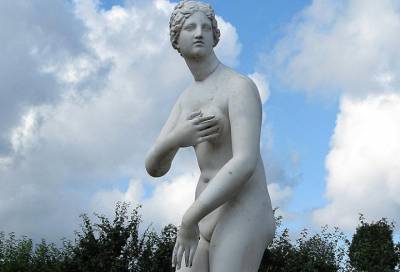 Вандалы отломали четыре пальца у статуи Венеры Медицейской в Петергофе