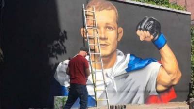 В Петербурге появилось граффити с бойцом UFC Петром Яном