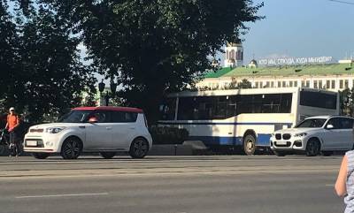 В Екатеринбурге около гимназии № 9 автобус вылетел на тротуар и врезался в дерево