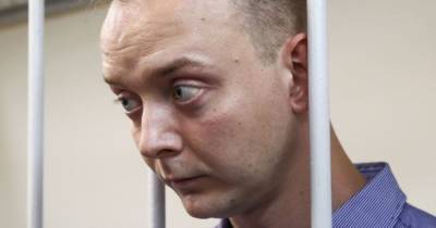 Российская ФСБ объявила обвинения в госизмене арестованному экс-журналисту Сафронову