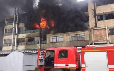 В Черновцах вспыхнул масштабный пожар на фабрике