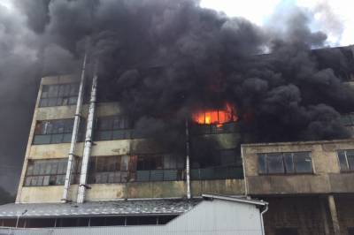 В Черновцах горит фабрика по производству резины и труб. Видео