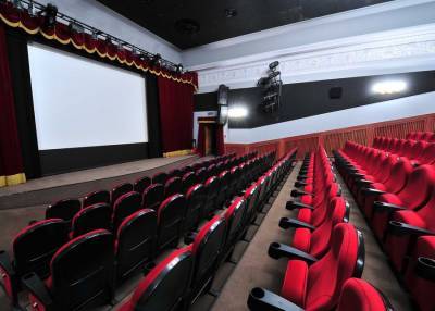 Кинотеатры могут возобновить работу с 13 июля по решению глав регионов